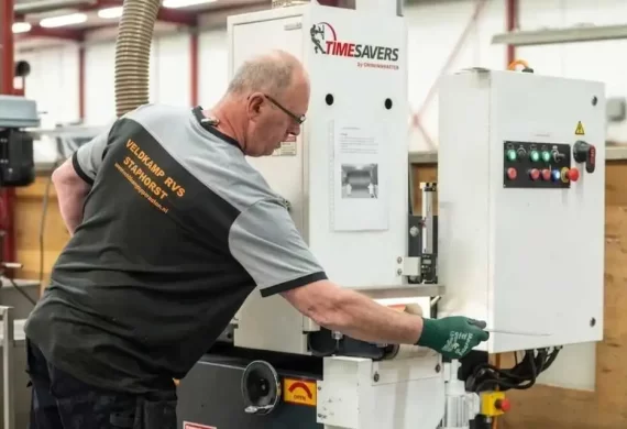 Medewerker van Veldkamp RVS die een RVS onderdeel bewerkt en afwerkt met een Timesavers slijp- en polijstmachine, gericht op een glad en strak eindresultaat.